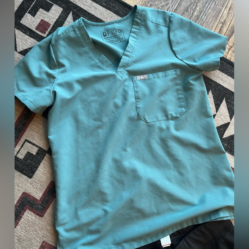 Figs scrub top